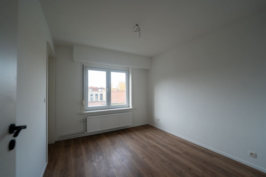 VOLLEDIGE GERENOVEERD 2-SLPK-APPARTEMENT GELEGEN OP DE 1ste VERDIEPING