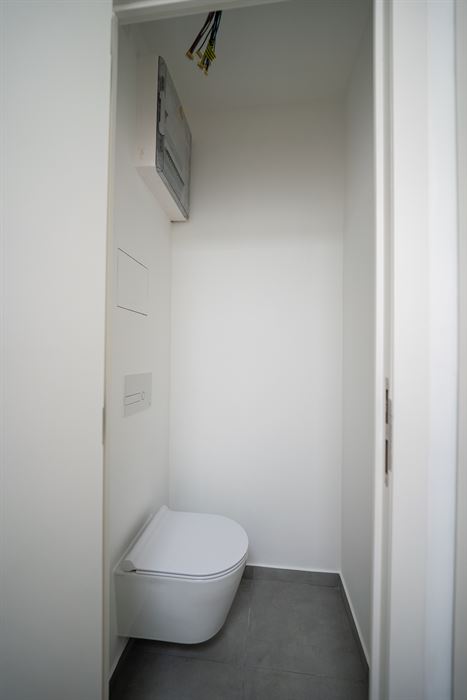 VOLLEDIGE GERENOVEERD 2-SLPK-APPARTEMENT GELEGEN OP DE 1ste VERDIEPING