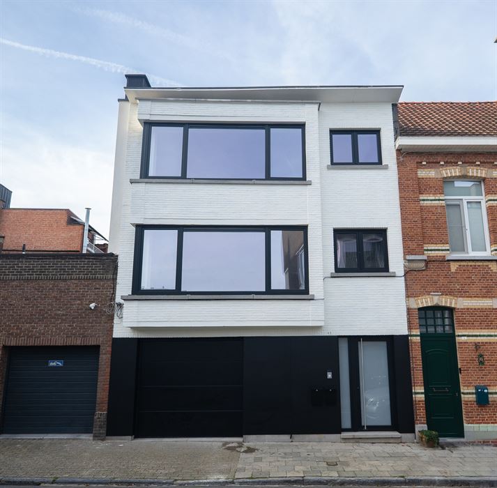 VOLLEDIGE GERENOVEERD 2-SLPK-APPARTEMENT GELEGEN OP DE 1ste VERDIEPING