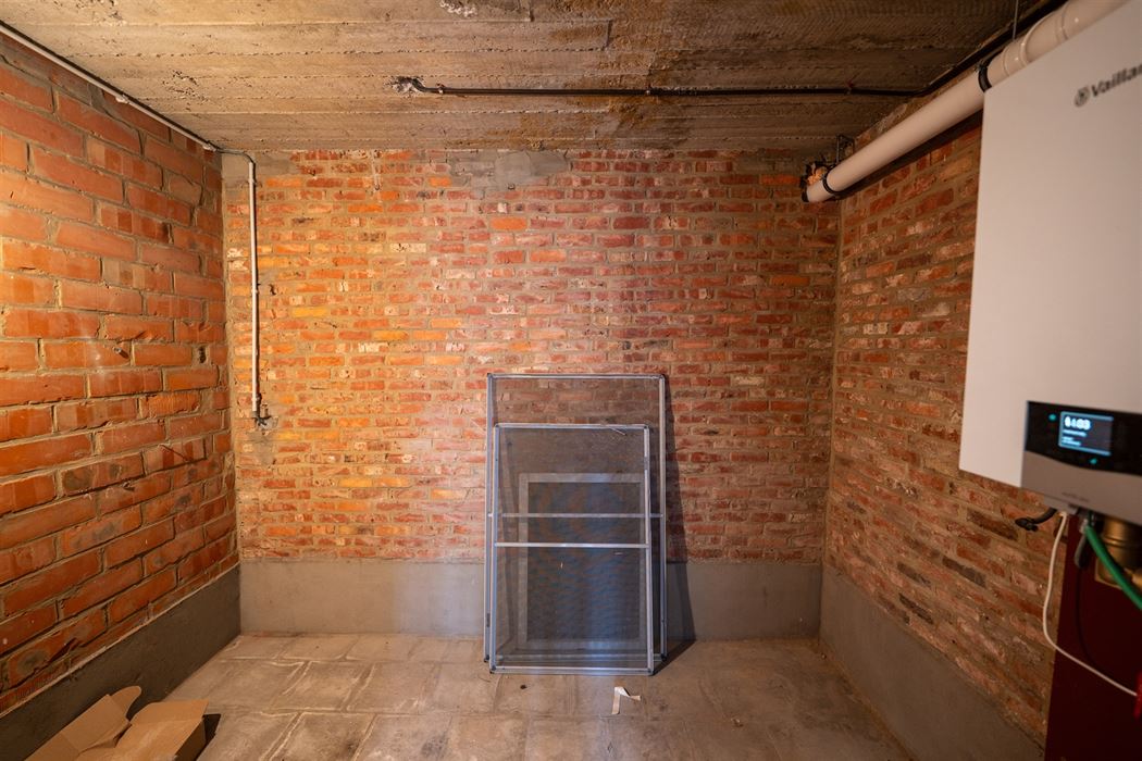 VOLLEDIGE GERENOVEERD 2-SLPK-APPARTEMENT GELEGEN OP DE 2de VERDIEPING