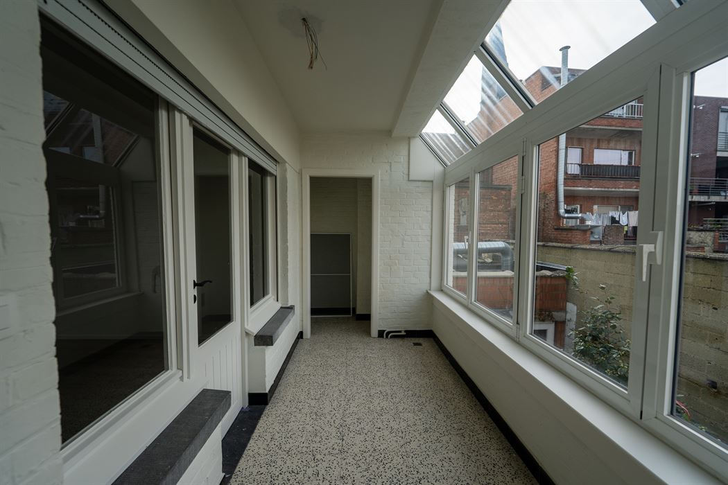 VOLLEDIGE GERENOVEERD 2-SLPK-APPARTEMENT GELEGEN OP DE 1ste VERDIEPING