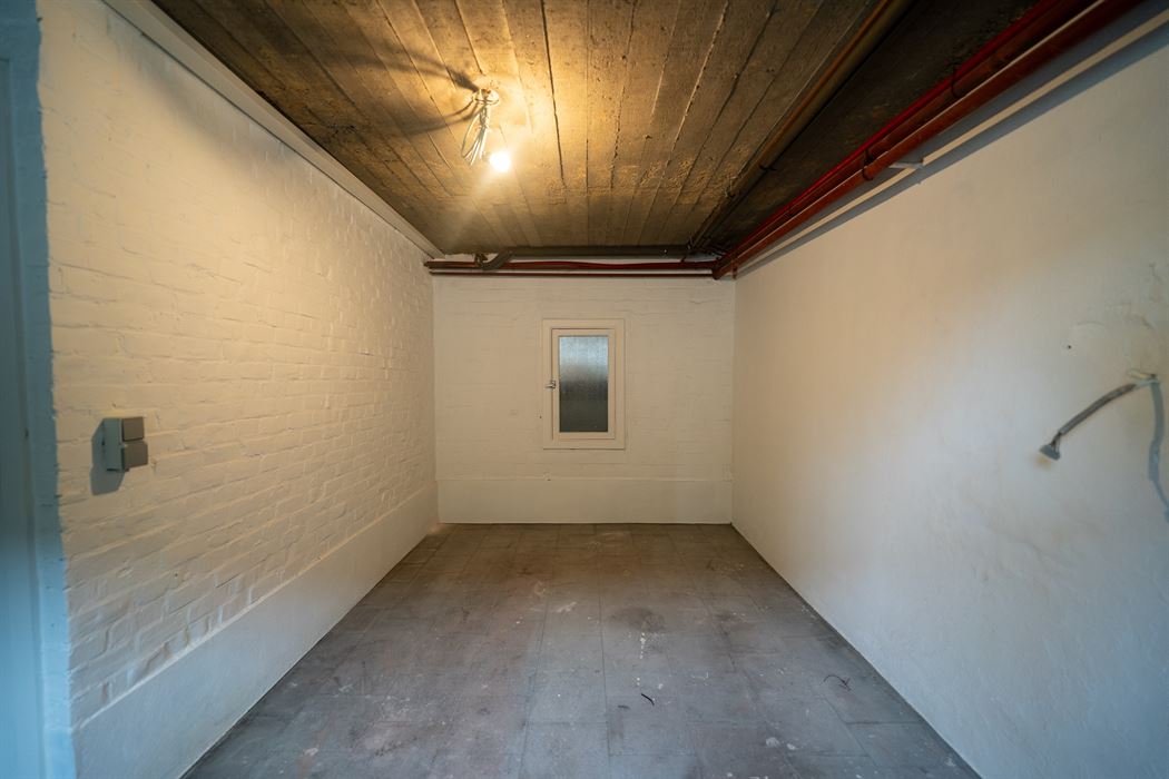 VOLLEDIGE GERENOVEERD 2-SLPK-APPARTEMENT GELEGEN OP DE 1ste VERDIEPING