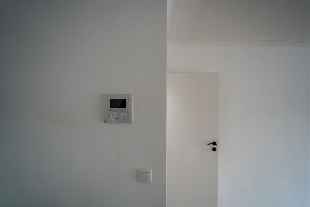 VOLLEDIGE GERENOVEERD 2-SLPK-APPARTEMENT GELEGEN OP DE 1ste VERDIEPING