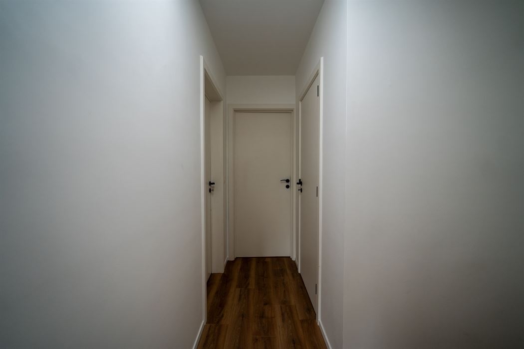 VOLLEDIGE GERENOVEERD 2-SLPK-APPARTEMENT GELEGEN OP DE 1ste VERDIEPING