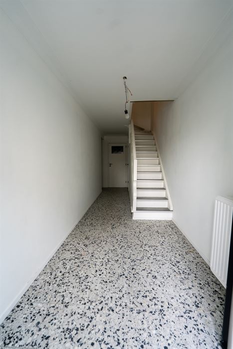 VOLLEDIGE GERENOVEERD 2-SLPK-APPARTEMENT GELEGEN OP DE 1ste VERDIEPING