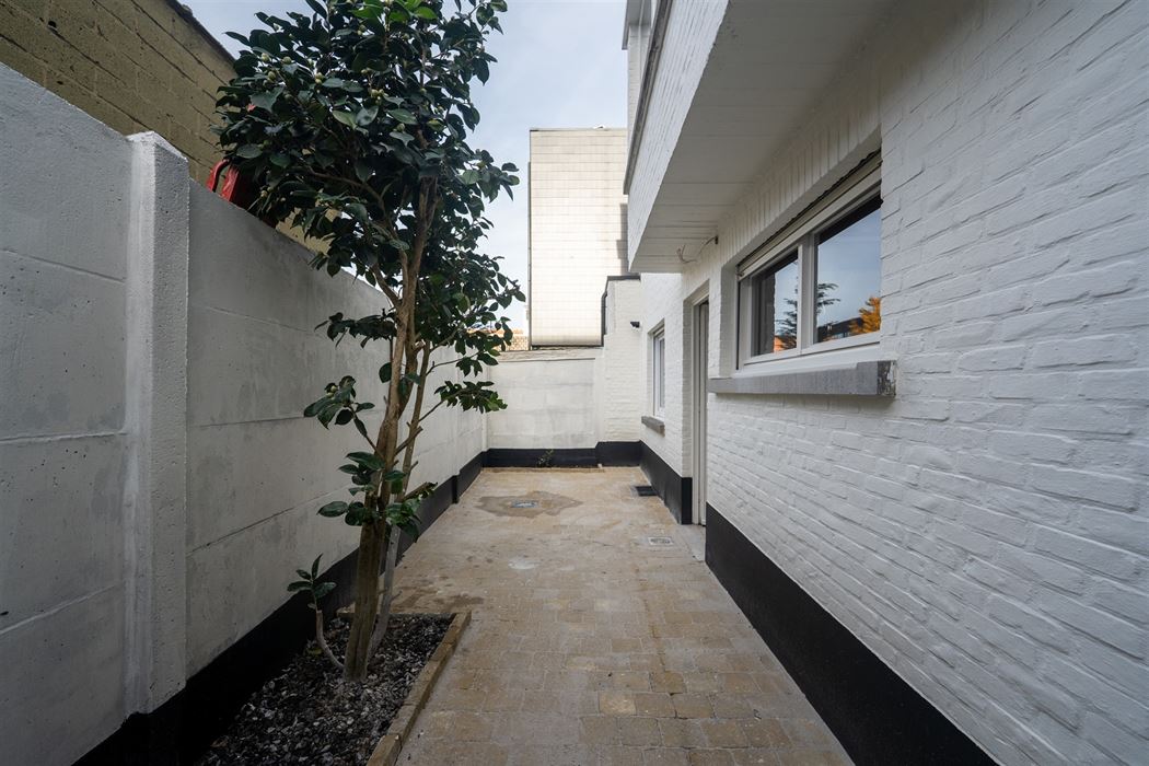 VOLLEDIGE GERENOVEERD 2-SLPK-APPARTEMENT GELEGEN OP DE 2de VERDIEPING