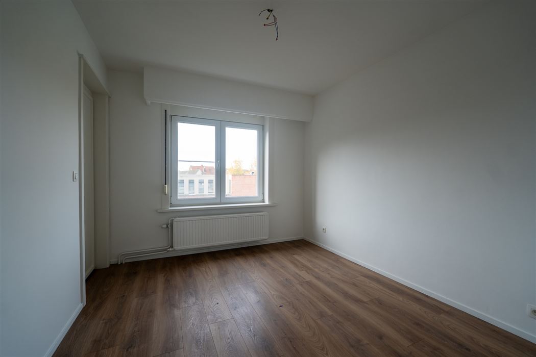 VOLLEDIGE GERENOVEERD 2-SLPK-APPARTEMENT GELEGEN OP DE 2de VERDIEPING