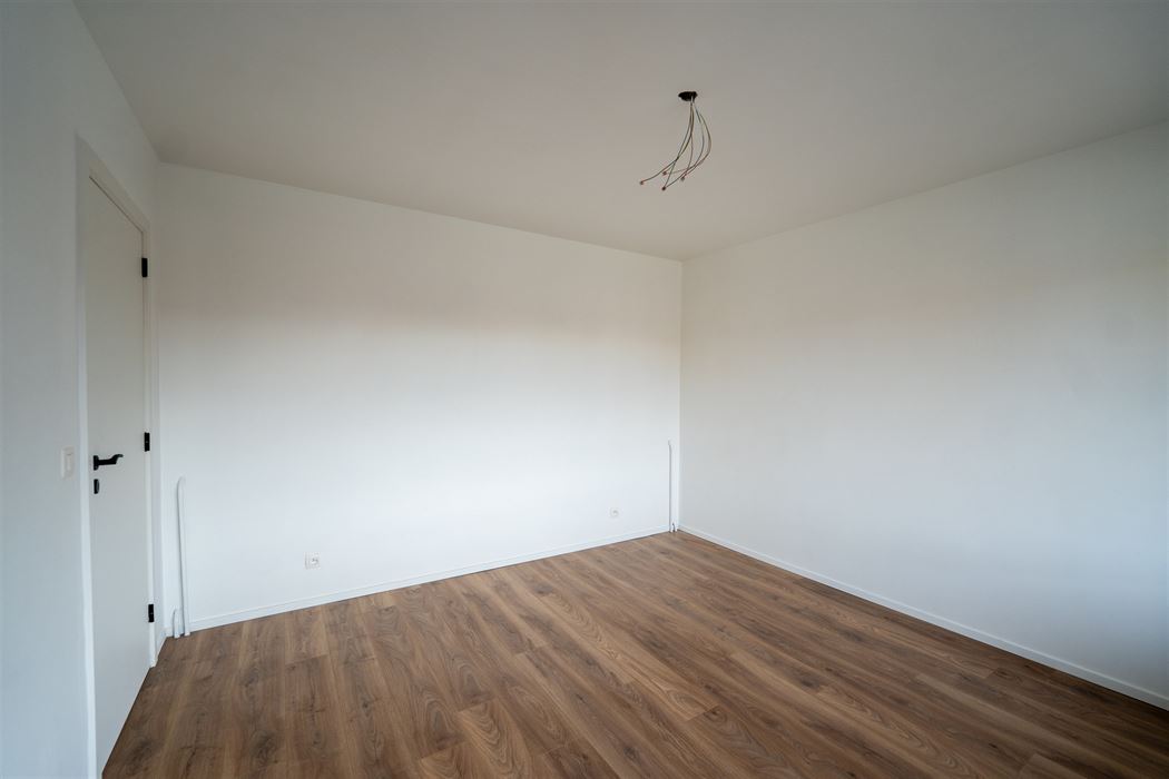 VOLLEDIGE GERENOVEERD 2-SLPK-APPARTEMENT GELEGEN OP DE 2de VERDIEPING