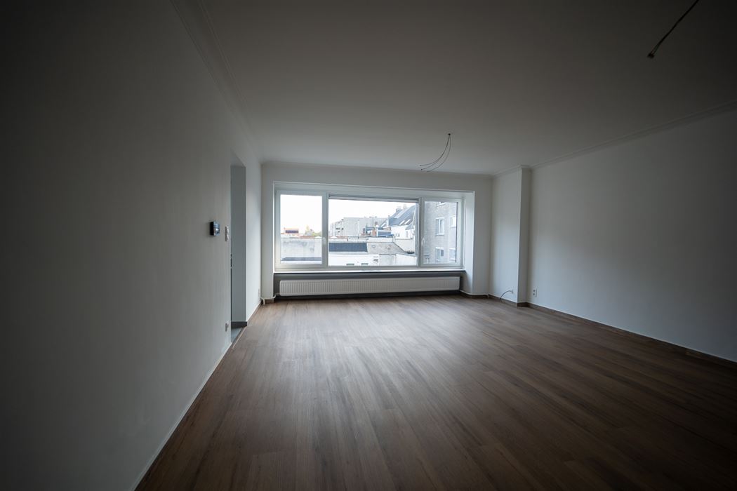 VOLLEDIGE GERENOVEERD 2-SLPK-APPARTEMENT GELEGEN OP DE 2de VERDIEPING