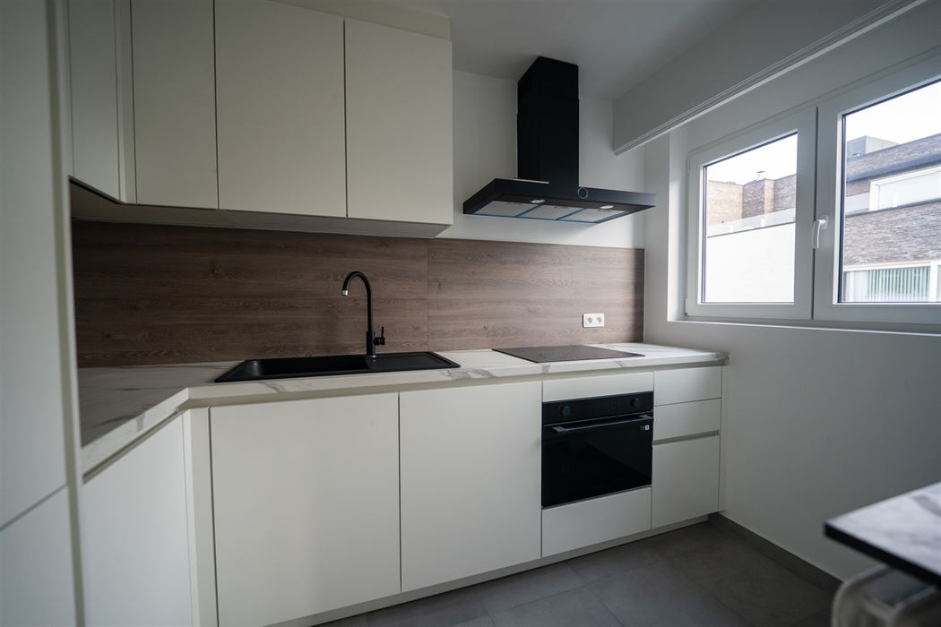 VOLLEDIGE GERENOVEERD 2-SLPK-APPARTEMENT GELEGEN OP DE 2de VERDIEPING