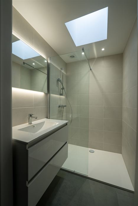 VOLLEDIGE GERENOVEERD 2-SLPK-APPARTEMENT GELEGEN OP DE 2de VERDIEPING