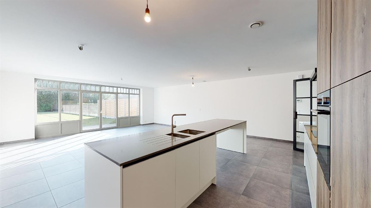 ZEER RUIME KWALITATIEVE WONING MET INPANDIGE GARAGE