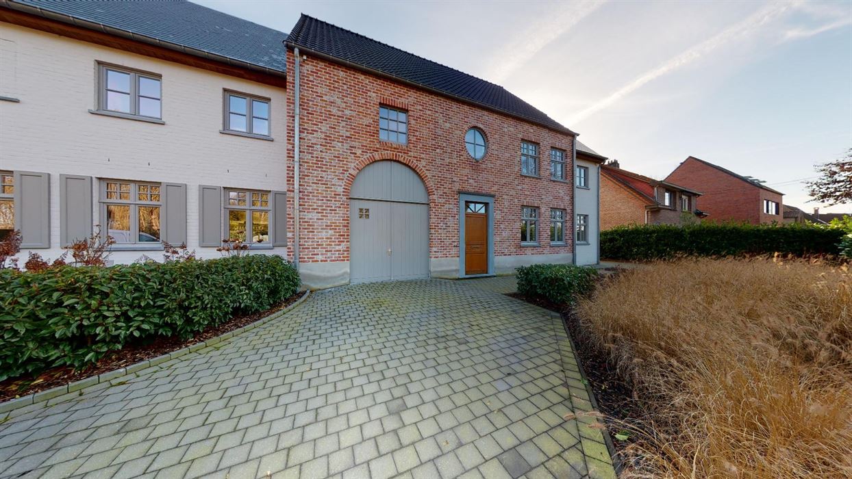 ZEER RUIME KWALITATIEVE WONING MET INPANDIGE GARAGE