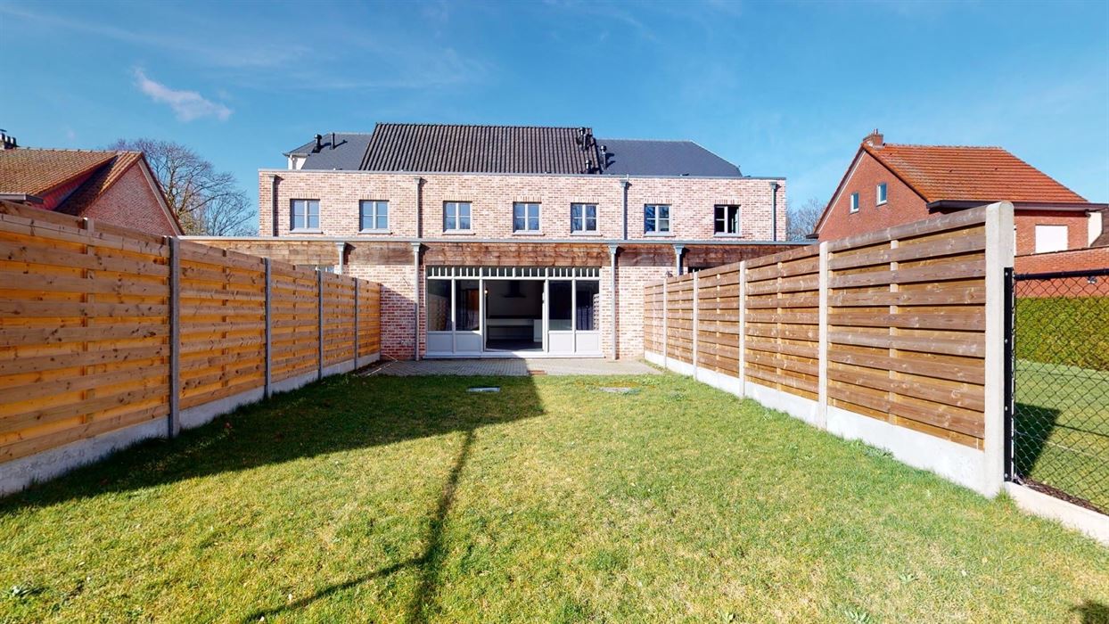 ZEER RUIME KWALITATIEVE WONING MET INPANDIGE GARAGE