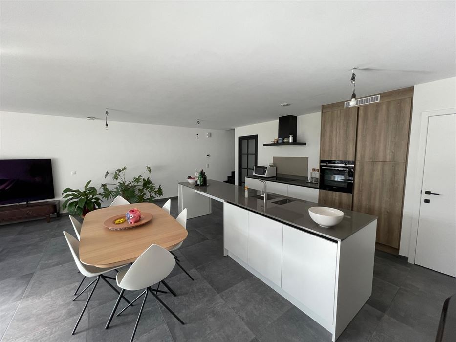 ZEER RUIME KWALITATIEVE WONING MET INPANDIGE GARAGE