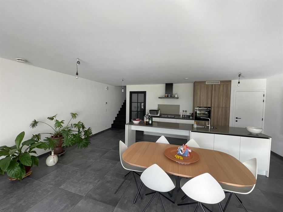 ZEER RUIME KWALITATIEVE WONING MET INPANDIGE GARAGE