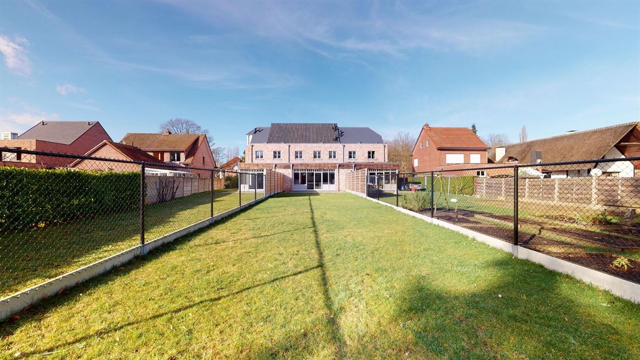 ZEER RUIME KWALITATIEVE WONING MET INPANDIGE GARAGE