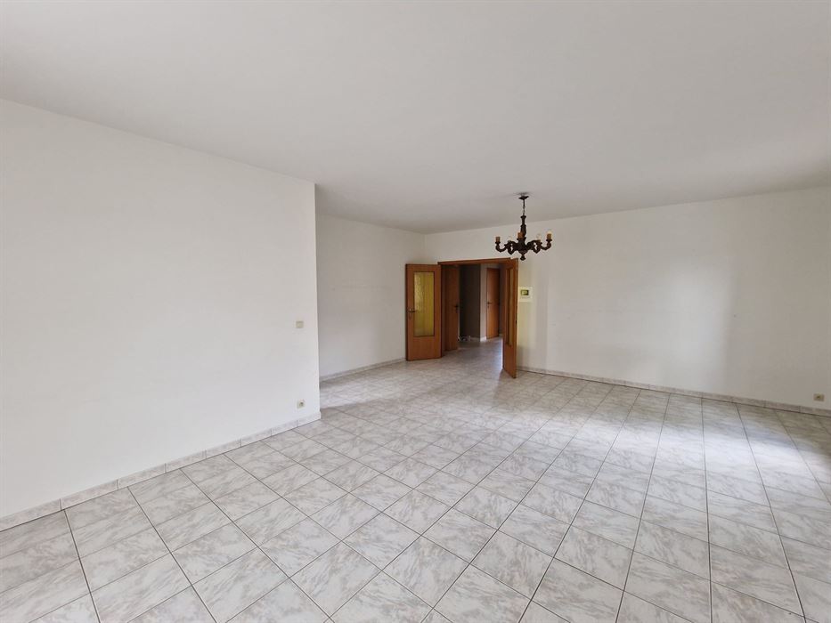 GOED GELEGEN APPARTEMENT MET GARAGE