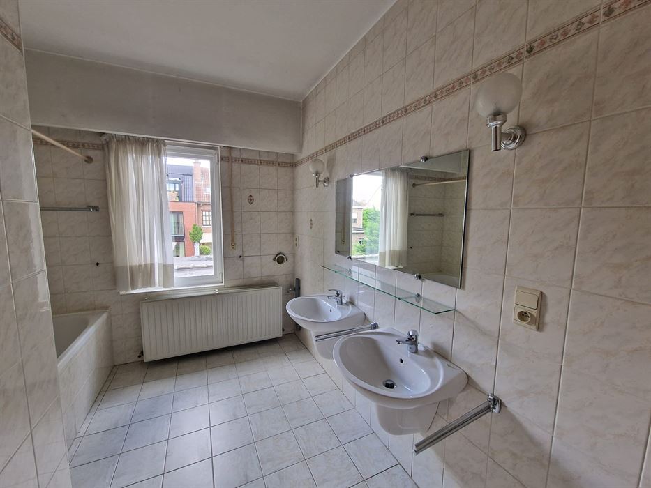 GOED GELEGEN APPARTEMENT MET GARAGE