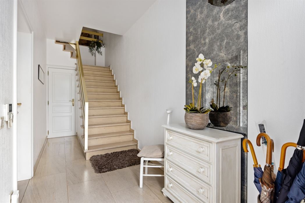 GELIJKVLOERS KANTOOR MET WONING