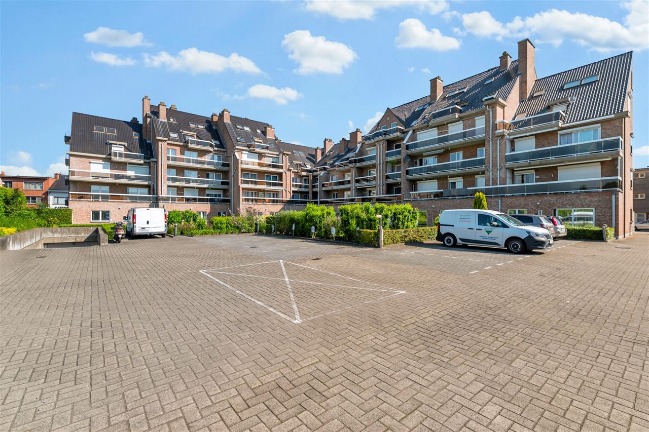 Centraal gelegen zeer ruim commercieel pand met 5 parkeerplaatsen