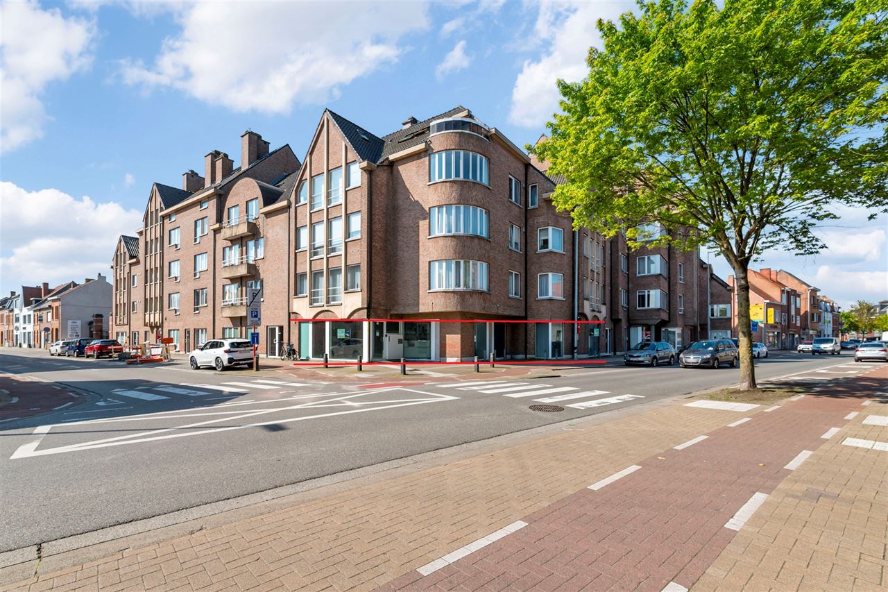 Centraal gelegen zeer ruim commercieel pand met 5 parkeerplaatsen