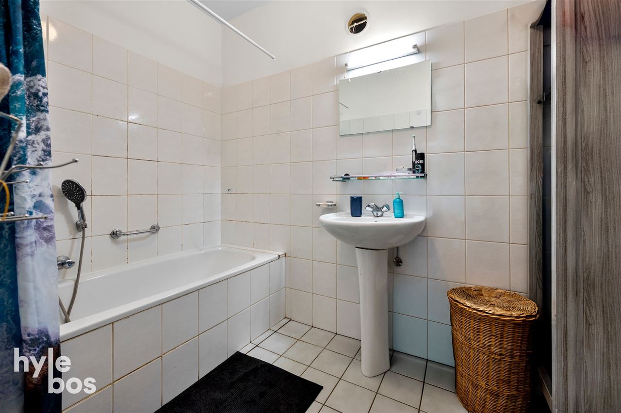 Opbrengsteigendom met 5 ruime appartementen en garages op topligging
