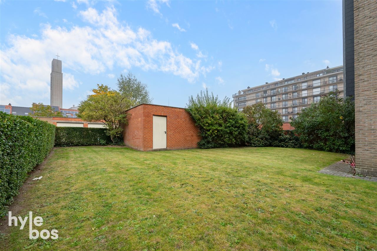 Opbrengsteigendom met 5 ruime appartementen en garages op topligging