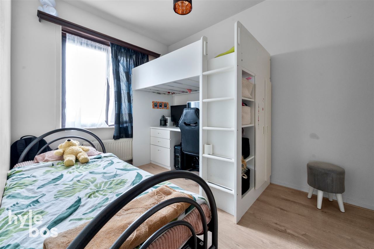 Opbrengsteigendom met 5 ruime appartementen en garages op topligging