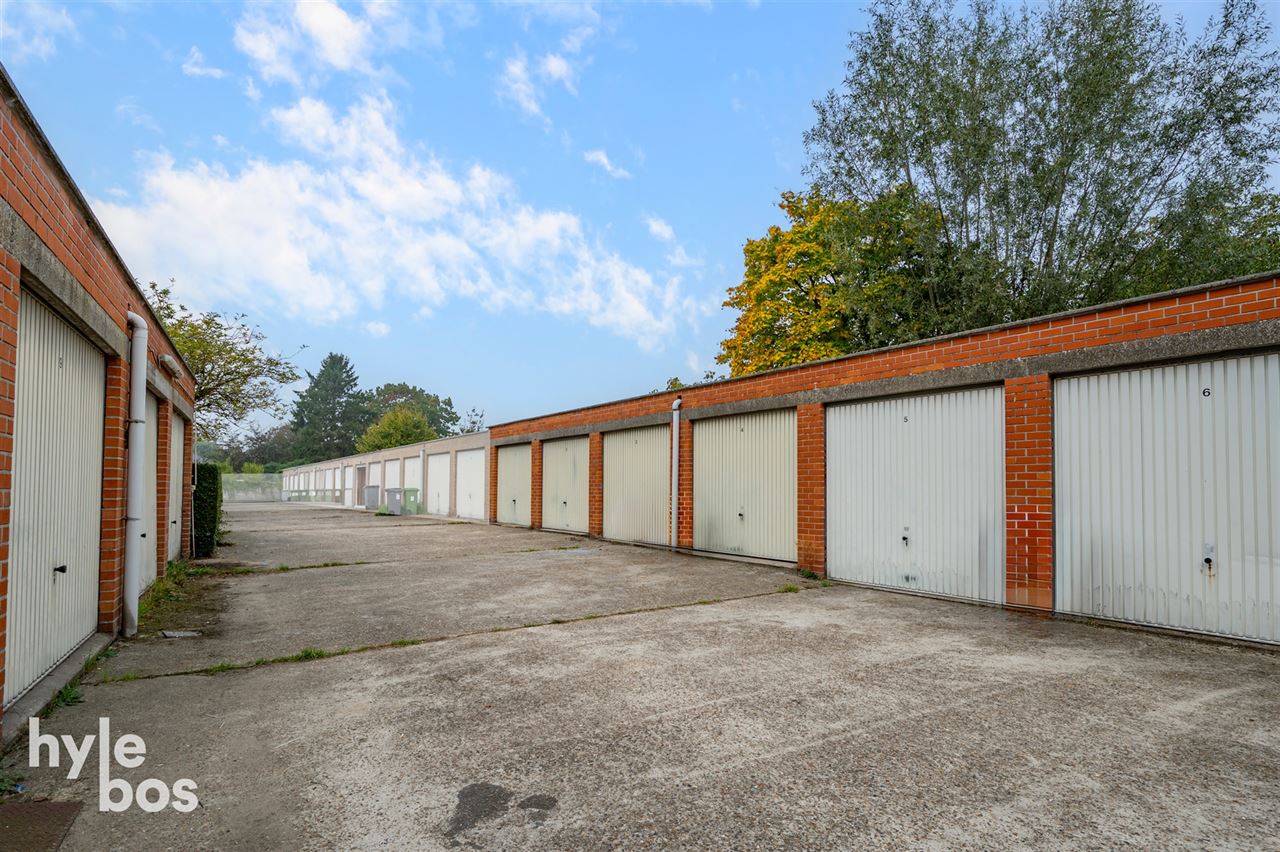Opbrengsteigendom met 5 ruime appartementen en garages op topligging
