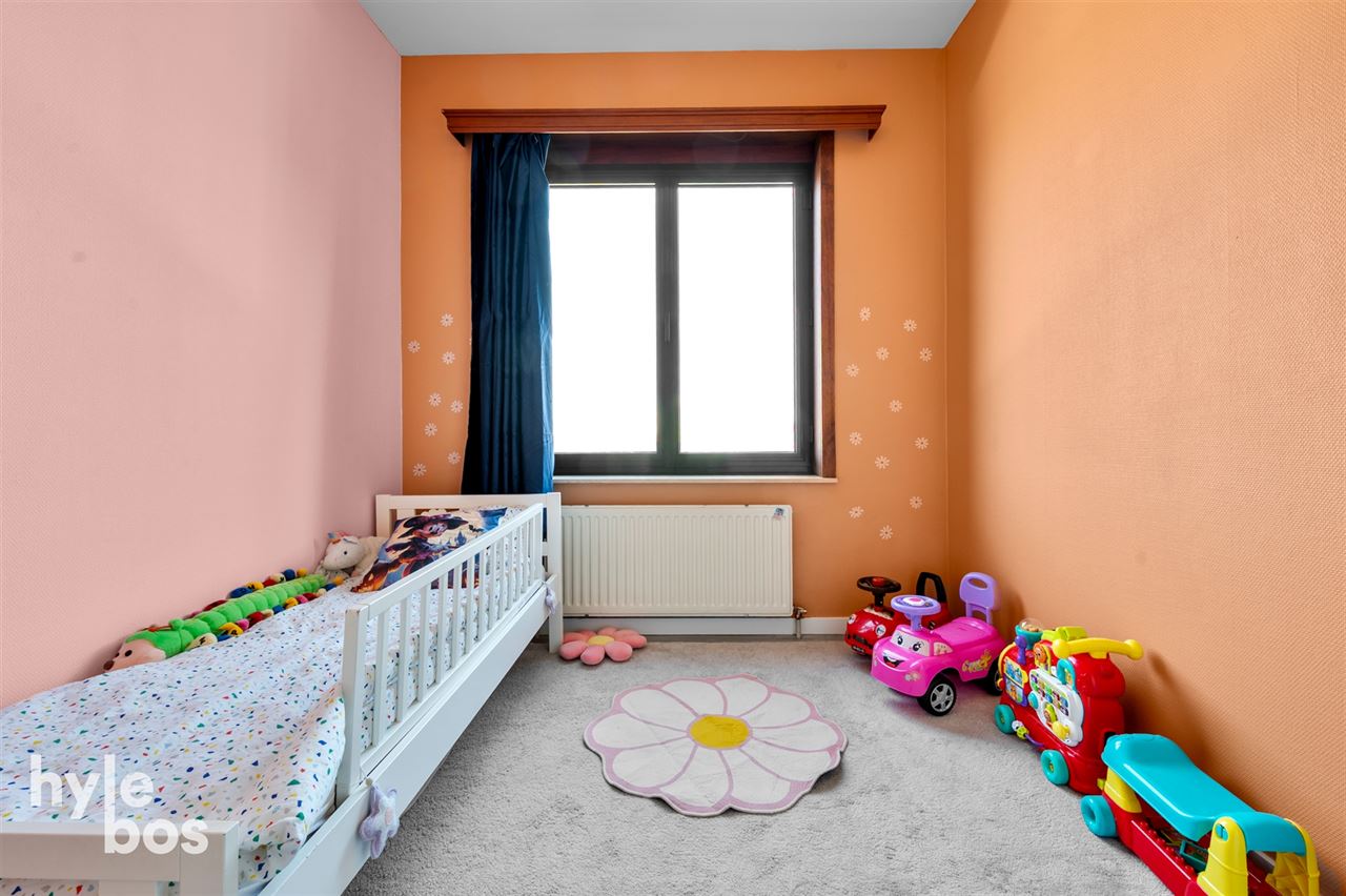 Opbrengsteigendom met 5 ruime appartementen en garages op topligging