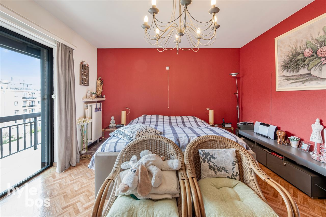 Instapklaar appartement met veel lichtinval en private garage