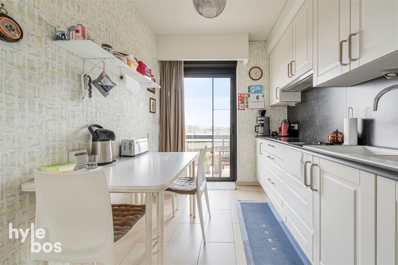 Instapklaar appartement met veel lichtinval en private garage