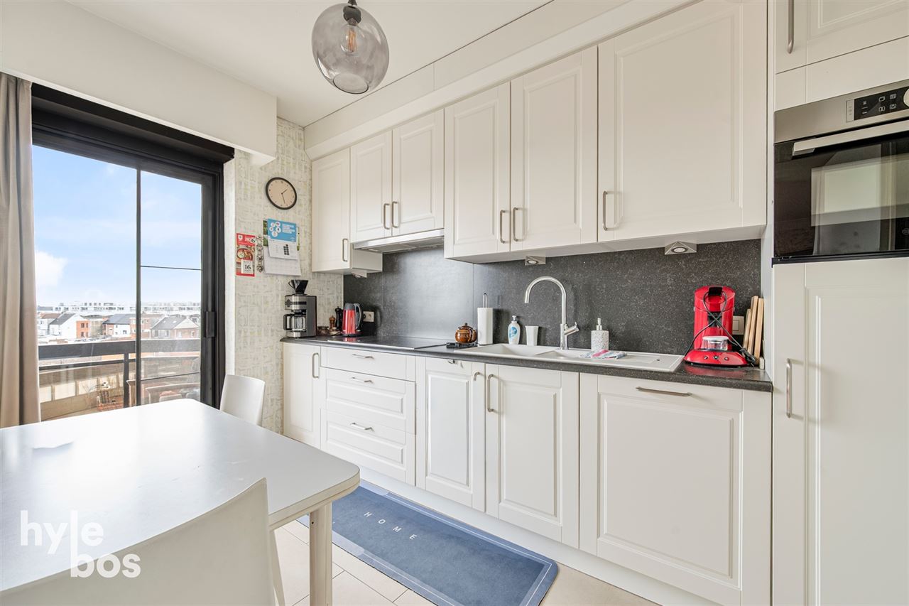 Instapklaar appartement met veel lichtinval en private garage