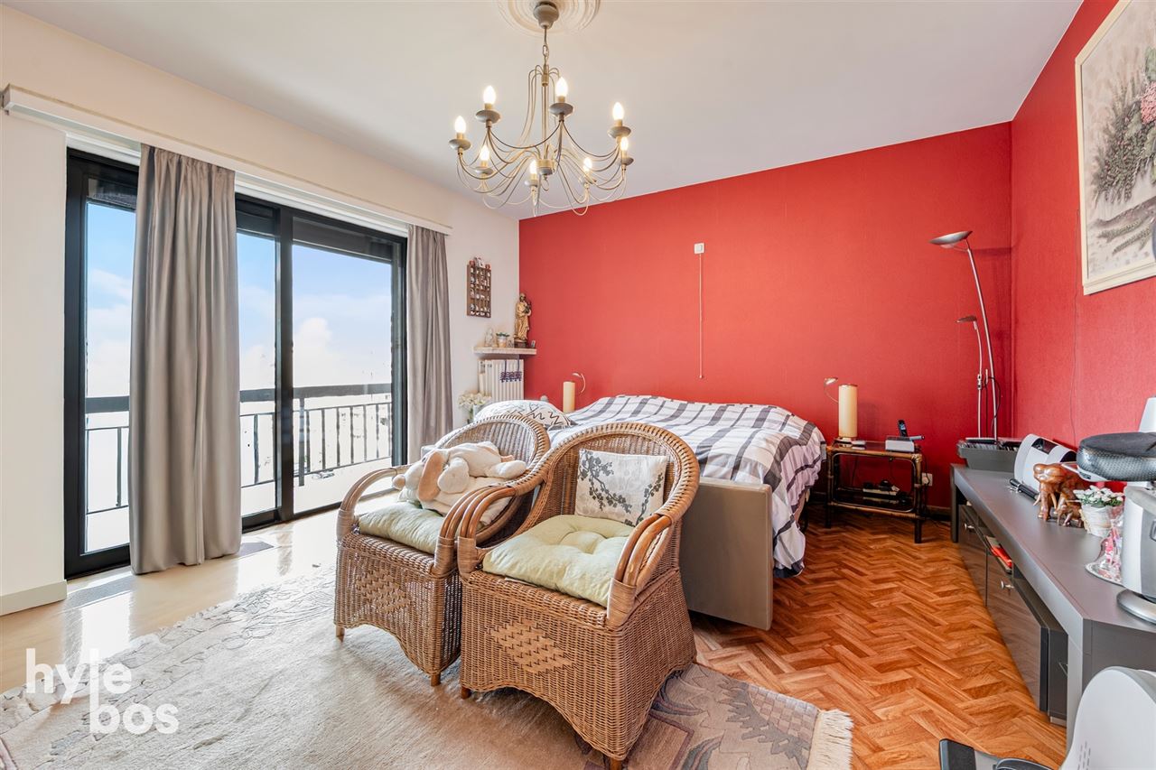 Instapklaar appartement met veel lichtinval en private garage