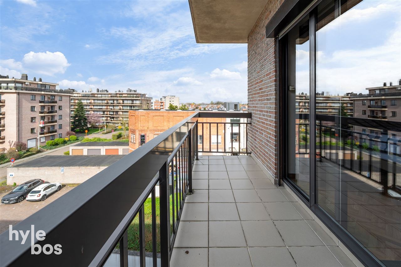 Instapklaar appartement met veel lichtinval en private garage