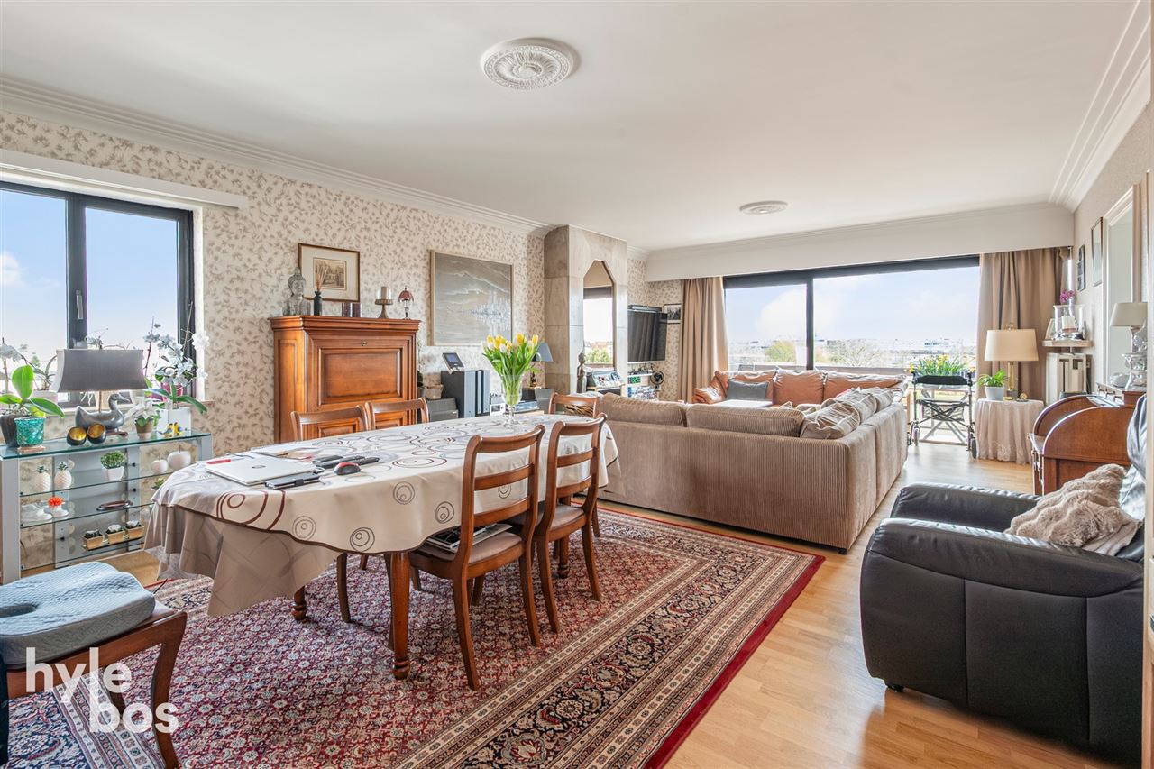 Instapklaar appartement met veel lichtinval en private garage