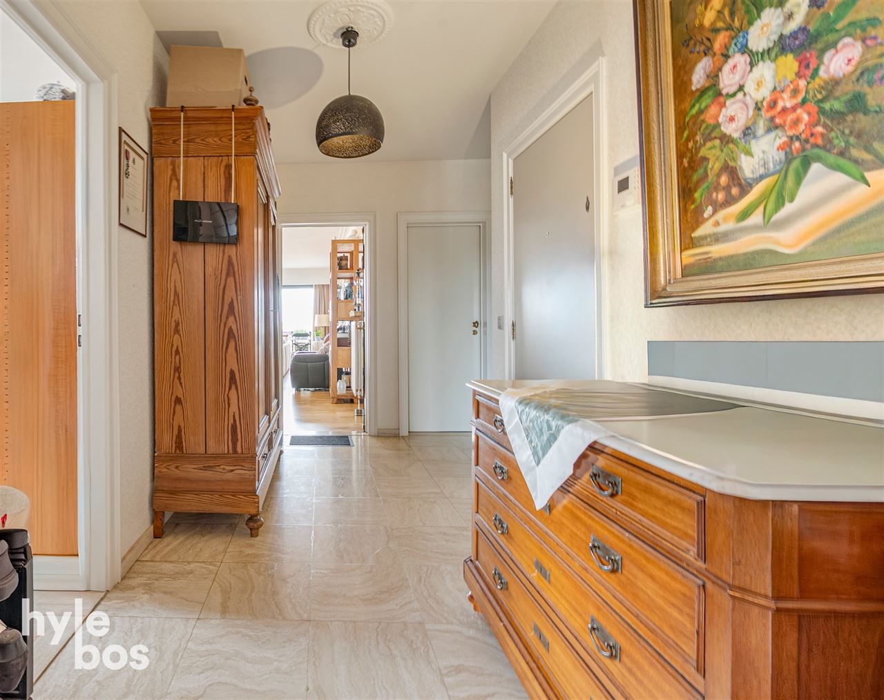 Instapklaar appartement met veel lichtinval en private garage