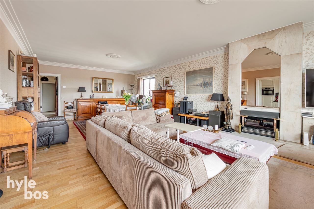 Instapklaar appartement met veel lichtinval en private garage