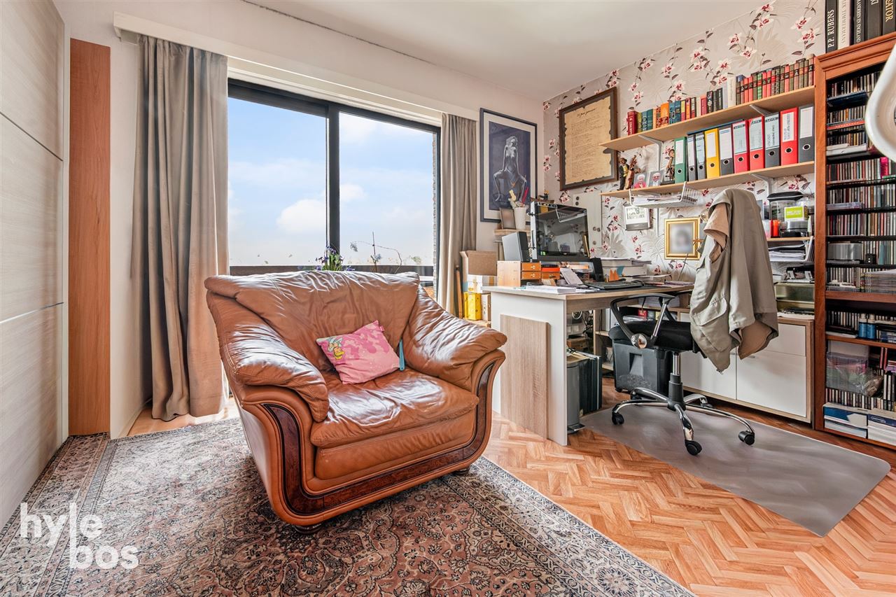 Instapklaar appartement met veel lichtinval en private garage