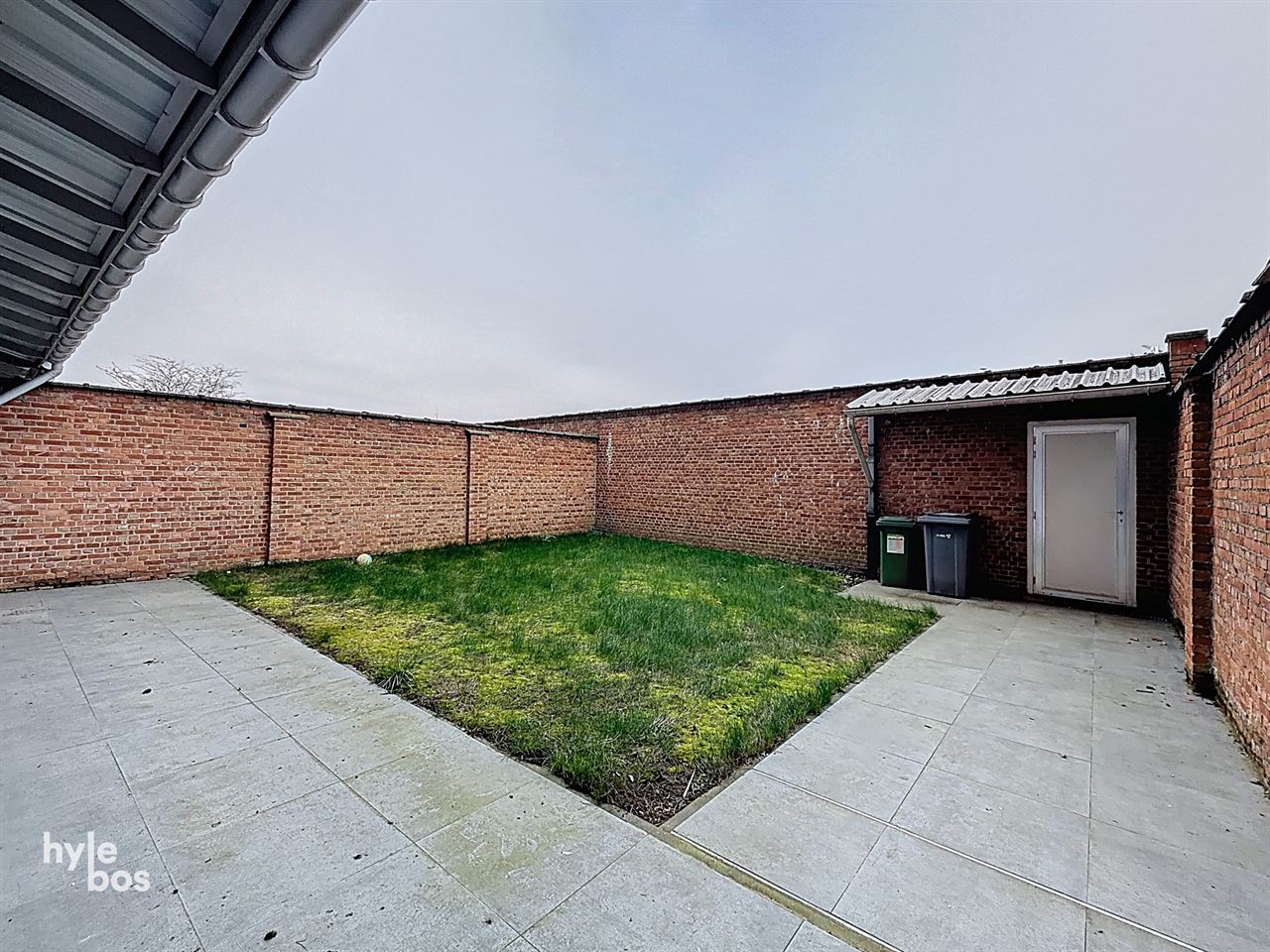Uitzonderlijk groot gelijkvloers appartement met stadstuin en garage