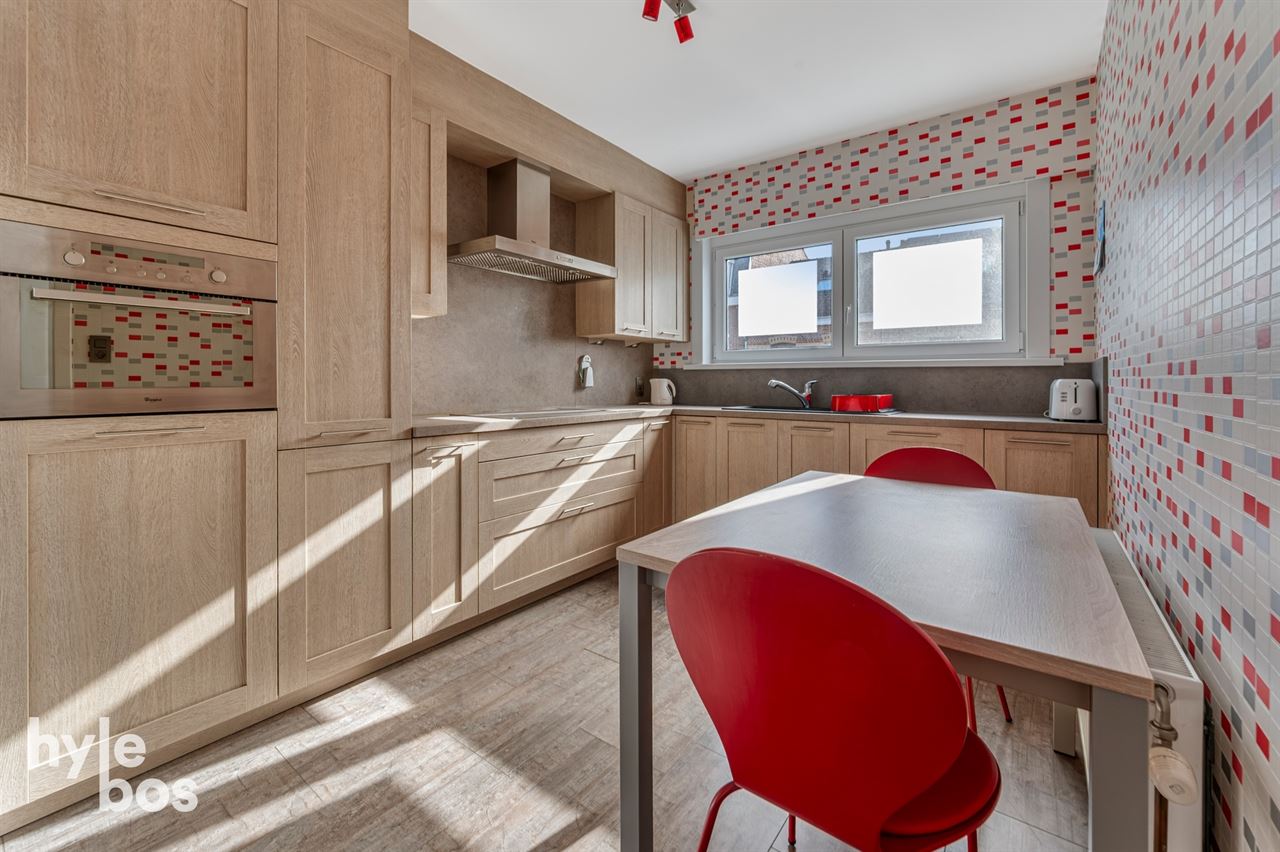 Ruim lichtrijk hoekappartement met garage