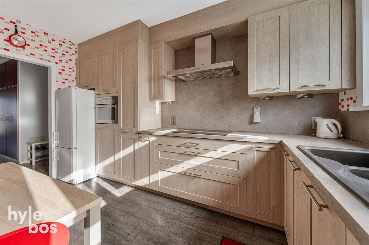 Ruim lichtrijk hoekappartement met garage