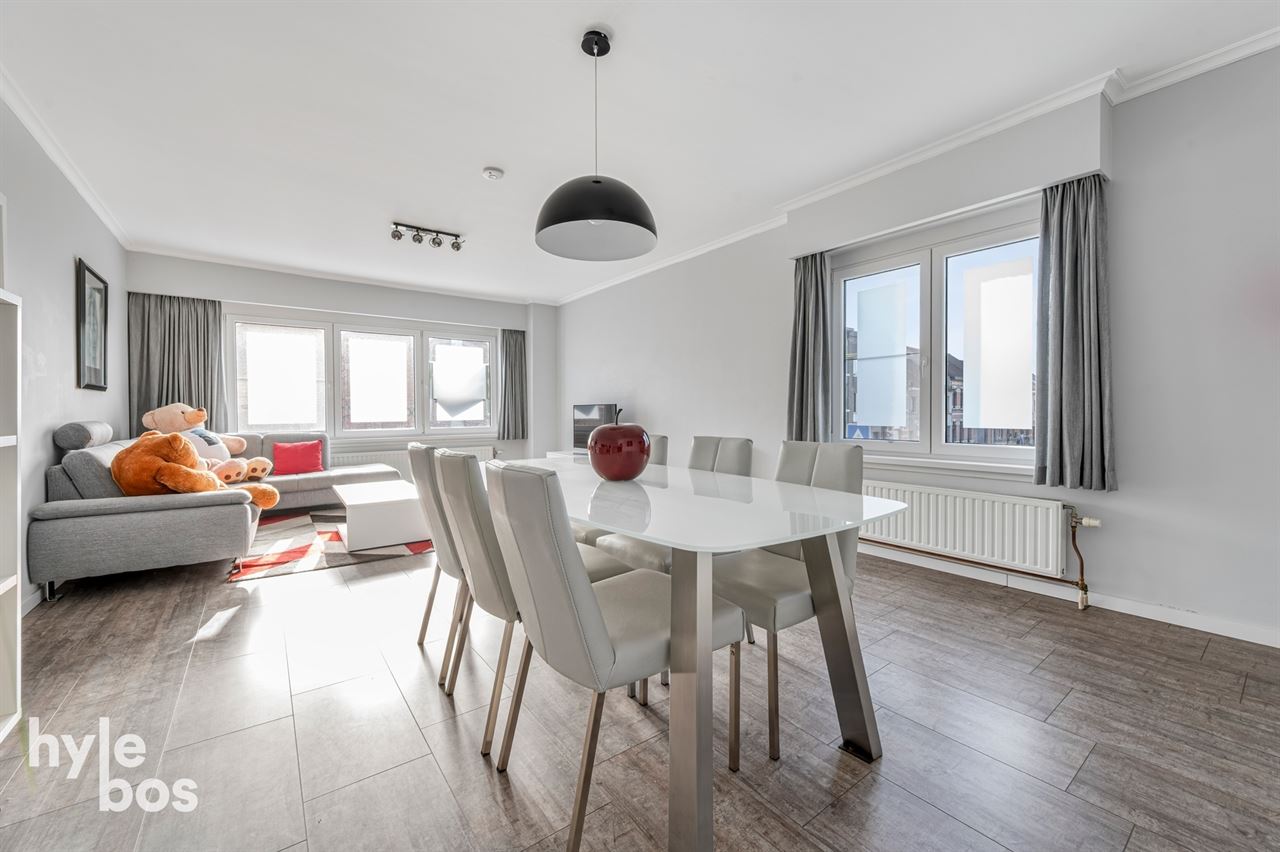 Ruim lichtrijk hoekappartement met garage