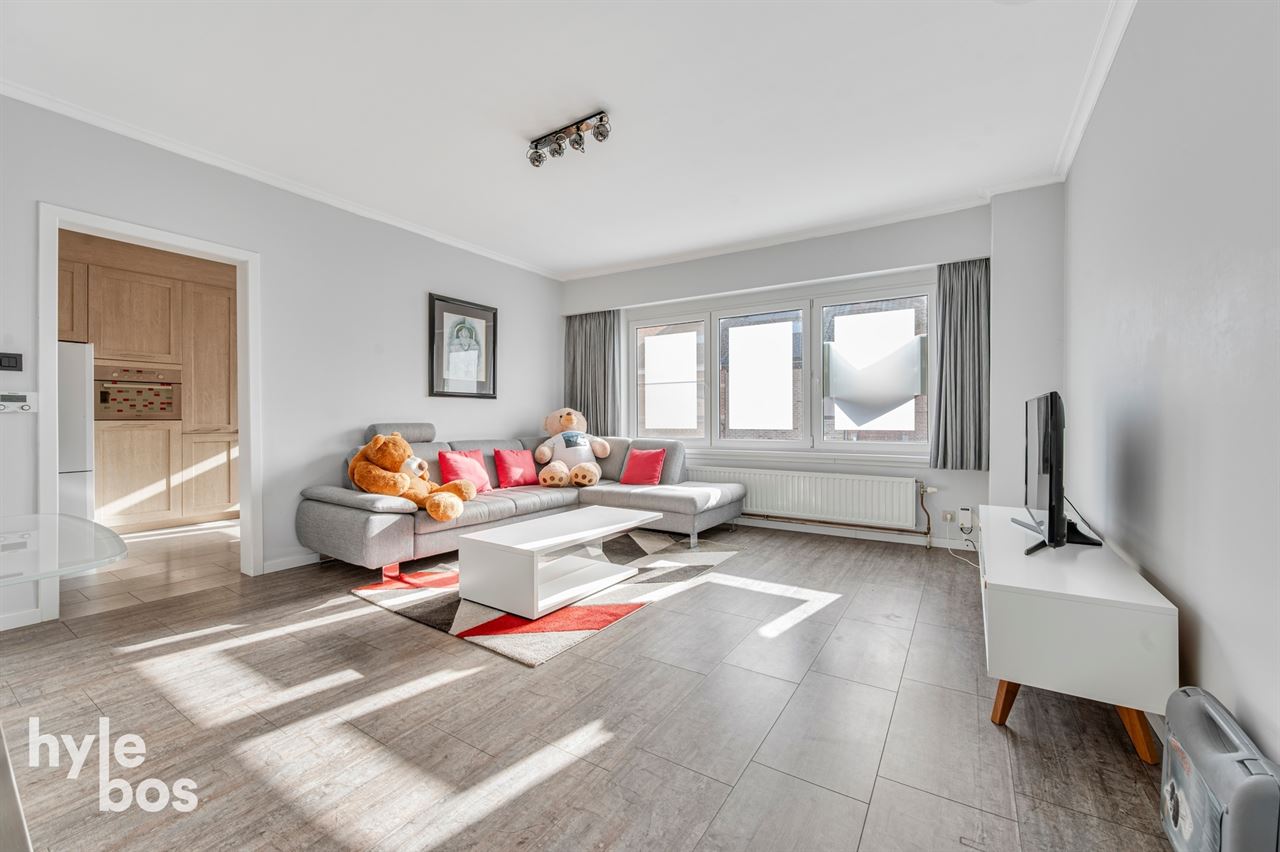 Ruim lichtrijk hoekappartement met garage