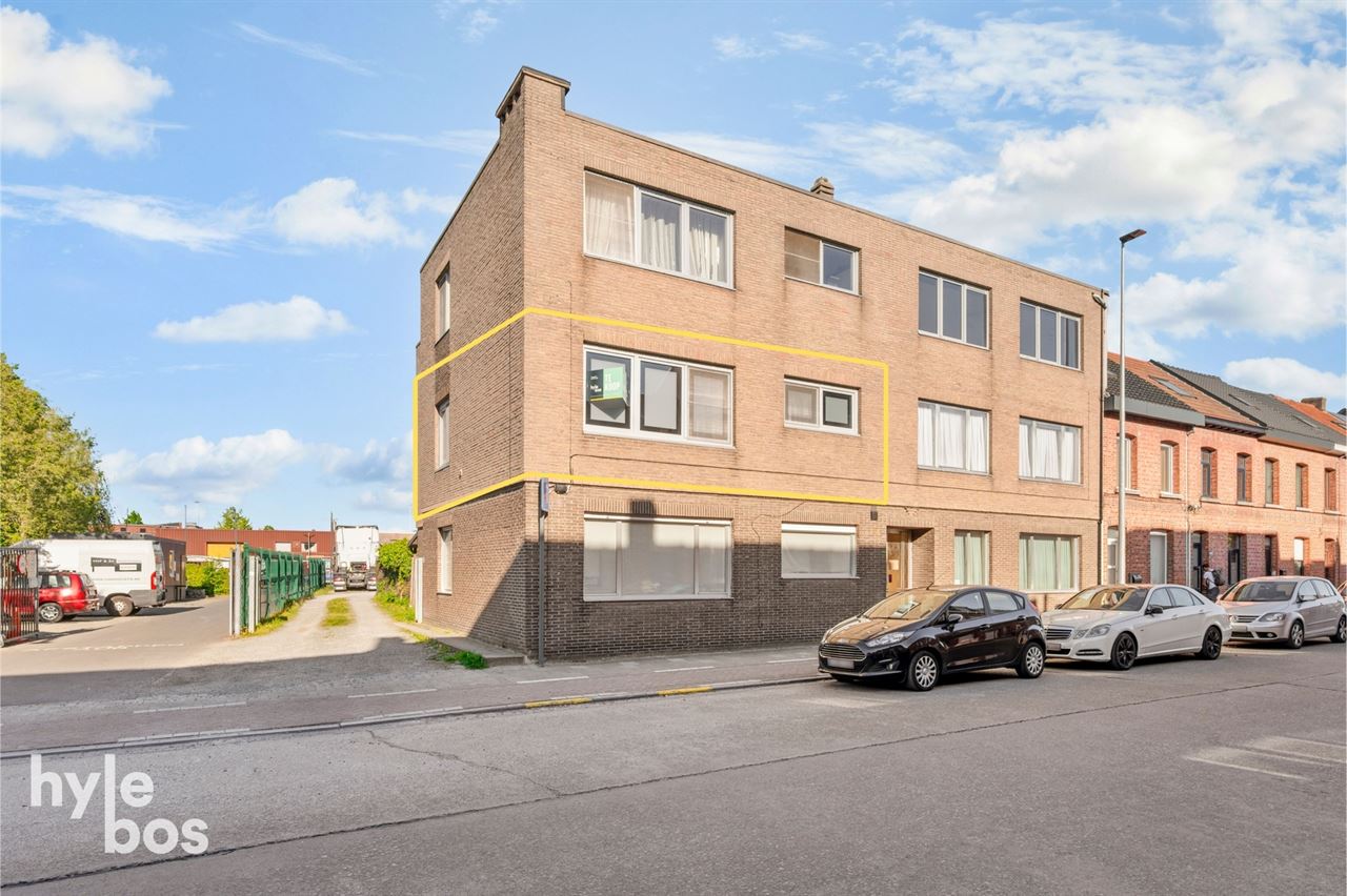 Ruim lichtrijk hoekappartement met garage