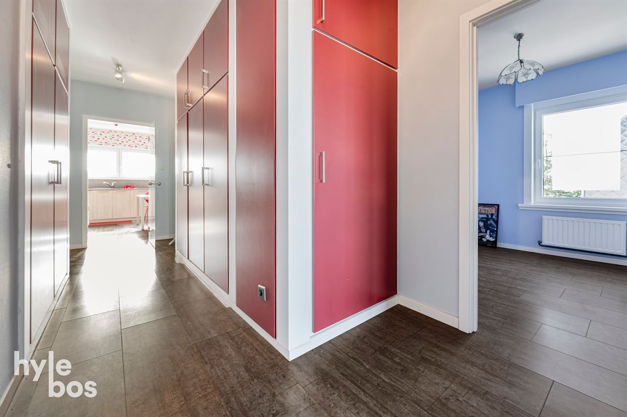 Ruim lichtrijk hoekappartement met garage