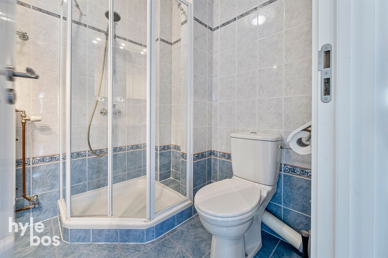 Ruim lichtrijk hoekappartement met garage
