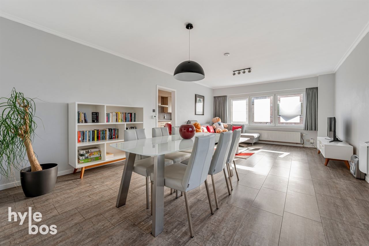 Ruim lichtrijk hoekappartement met garage