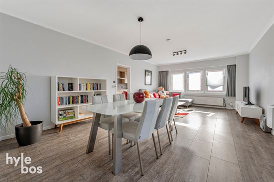 Ruim lichtrijk hoekappartement met garage
